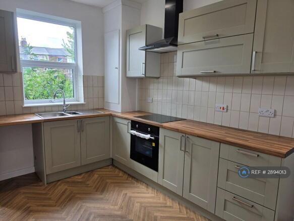 2 bed Terraced to rent Image 6