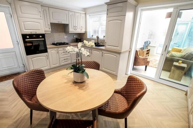 Kitchen (2).jpg