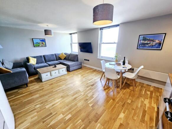 2 bed Flat for sale Image 5