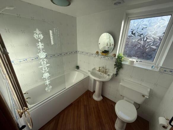 Bathroom (l)