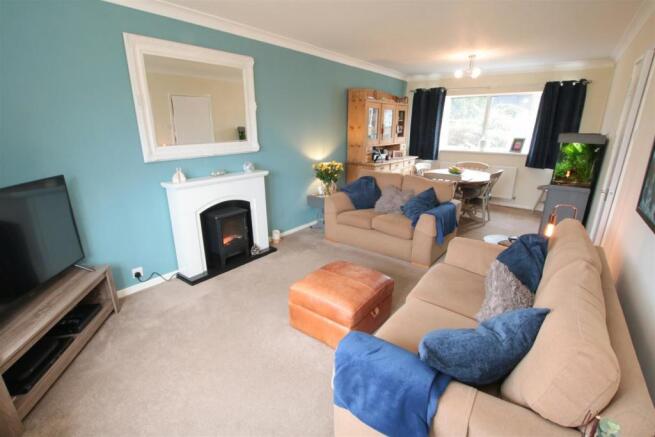 OPEN PLAN LOUNGE & DINING ROOM