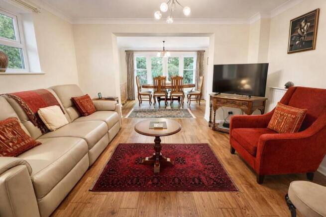 5 bed Detached for sale Image 4