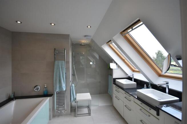 EN-SUITE BATHROOM