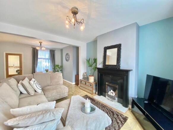 OPEN PLAN LOUNGE/DINING AREA