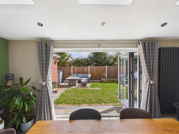 5 bed Detached for sale Image 10