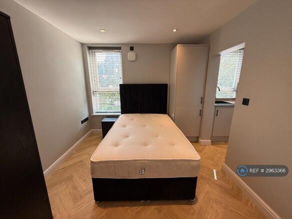 Studio to rent Image 11