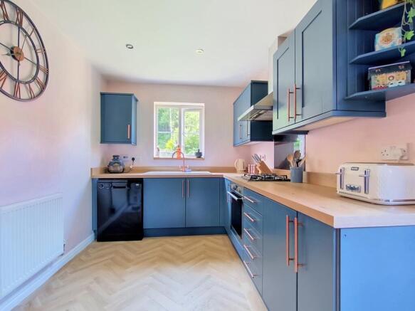 4 bed Detached for sale Image 7