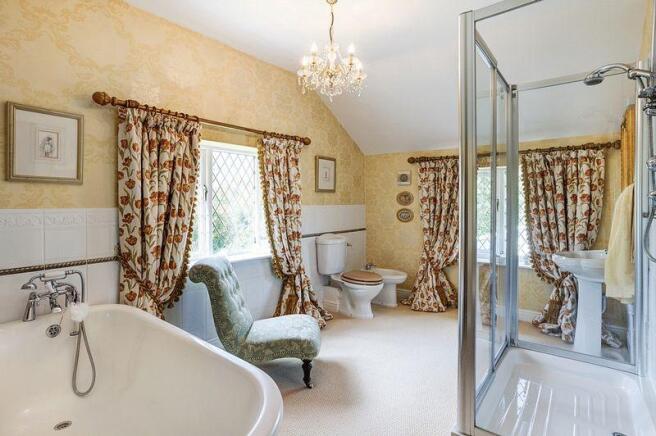 EN SUITE BATHROOM