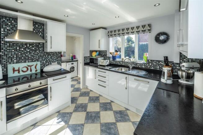 4 bed Detached for sale Image 9