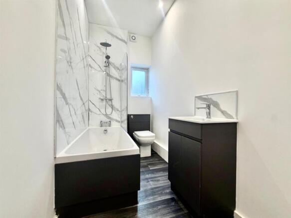 Main bathroom: