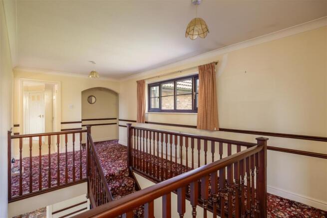 5 bed Detached for sale Image 10