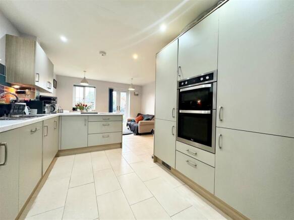 Kitchen2.jpg