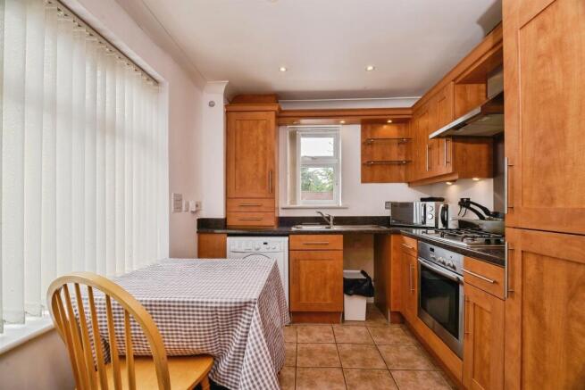 2 bed Ground Flat for sale Image 2