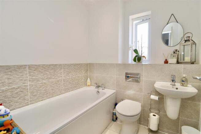 4 bed Detached for sale Image 11
