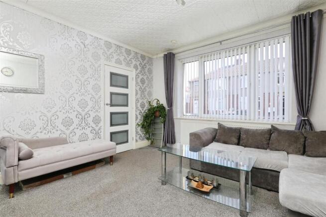 5 bed House for sale Image 4