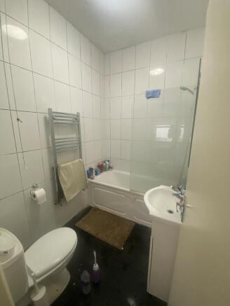 Three double bedroom flat with fitted kitchen-din