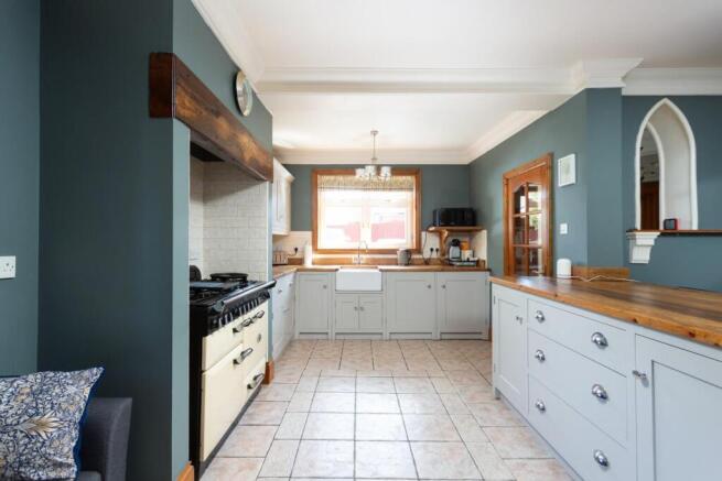6 bed Detached for sale Image 7