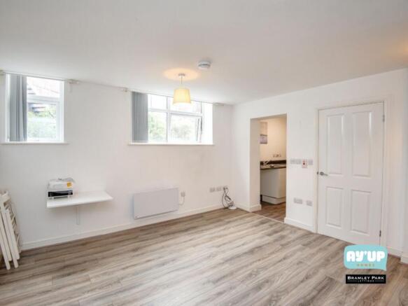 Studio to rent Image 5