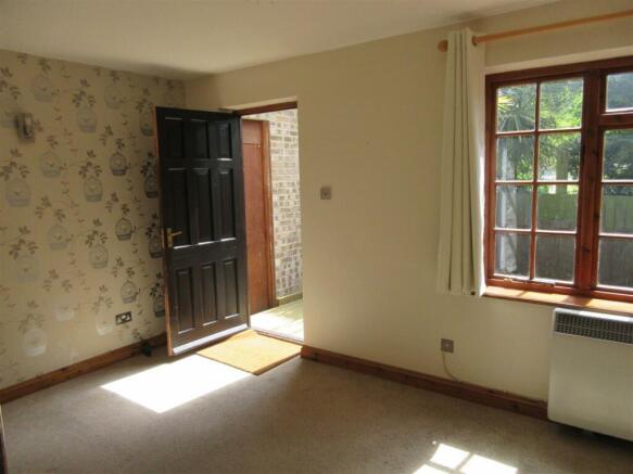 LOUNGE/DINING ROOM: