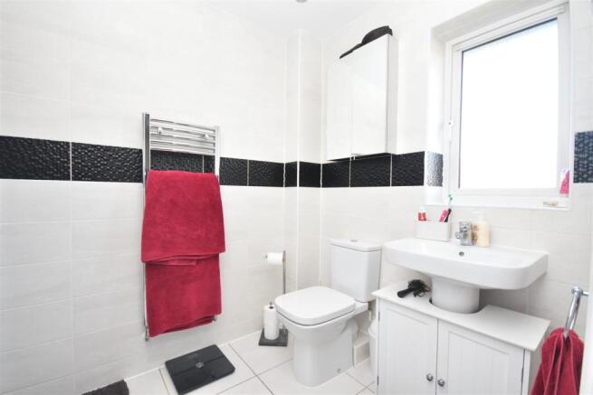 bed 1 en-suite.jpg