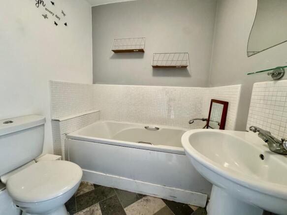 2 bed Terraced to rent Image 7