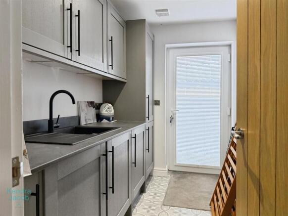 4 bed Semi-Detached for sale Image 4