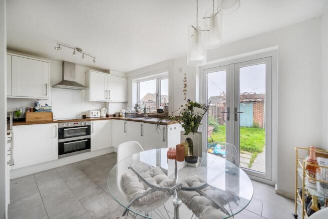 Kestrel Close, Thatcham, RG19 photo 2