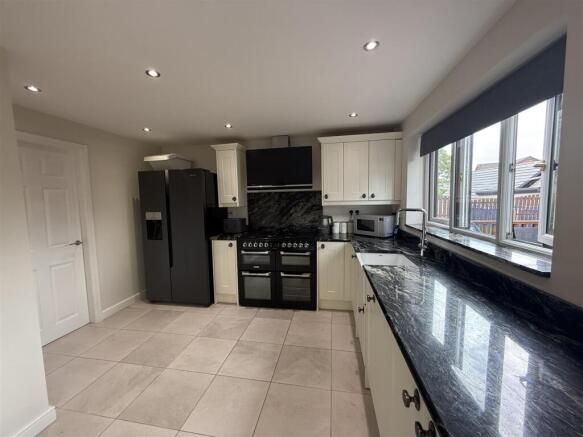 4 bed Detached for sale Image 7