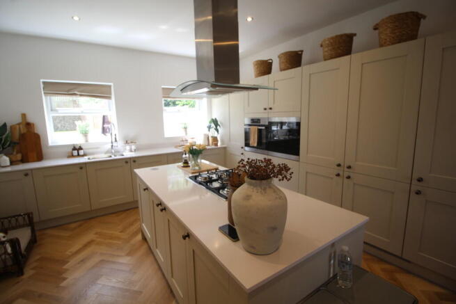 5 bed Detached for sale Image 10