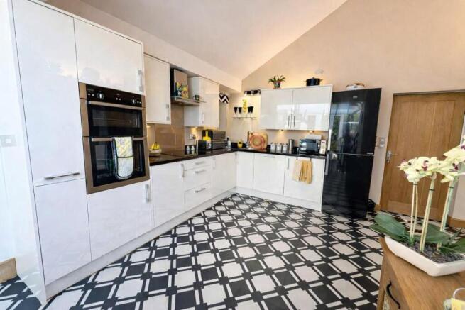 4 bed Detached for sale Image 7