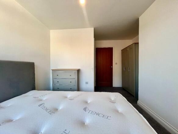 2 bed Apartment to rent Image 11