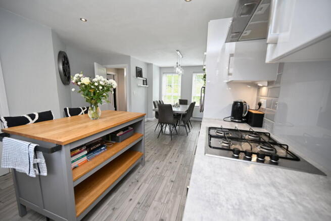 4 bed Detached for sale Image 5