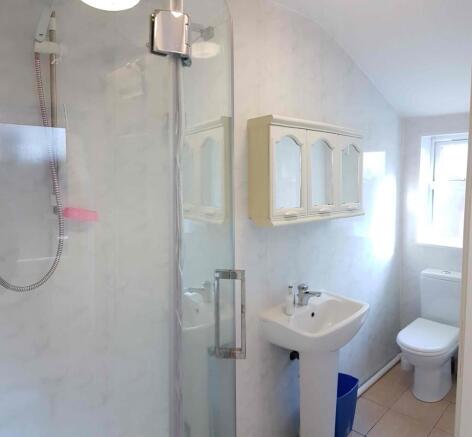 4 bed House to rent Image 5