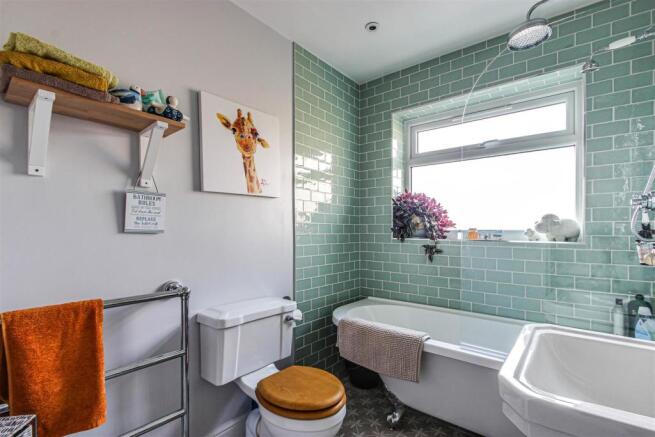 11. Bathroom.jpg