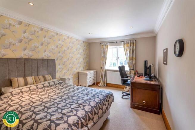 6 bed Detached for sale Image 12