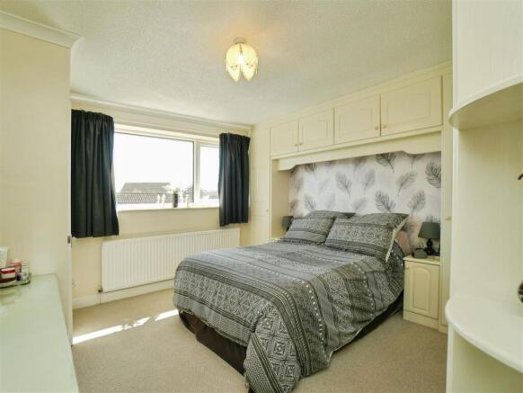 4 bed House for sale Image 11