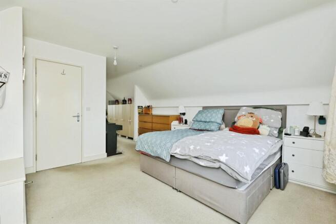 5 bed Town House for sale Image 7