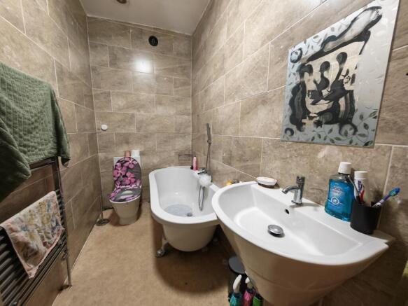 BB11 3LS 8 Parkinson Street Burnley Bathroom 01 T202601300720.jpg