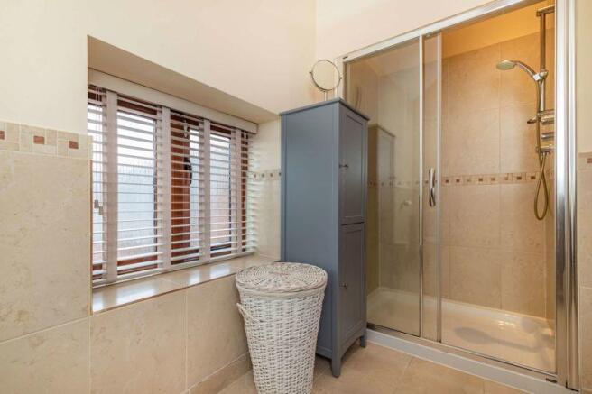 En-suite Showe...