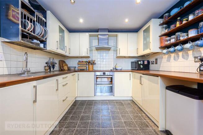 3 bed Apartment for sale Image 5