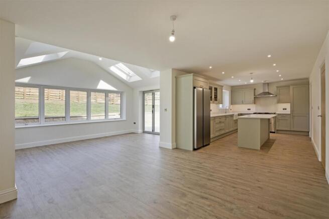 6 bed Detached for sale Image 10