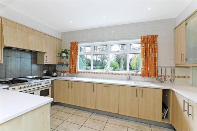 5 bed Detached for sale Image 7