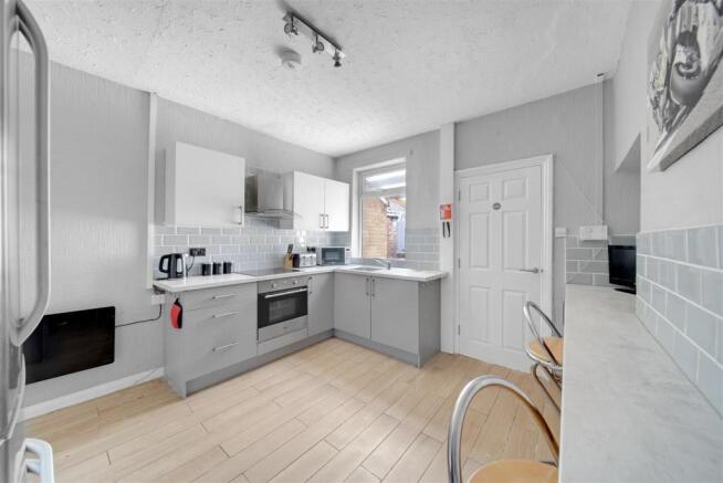 KITCHEN/DINING AREA