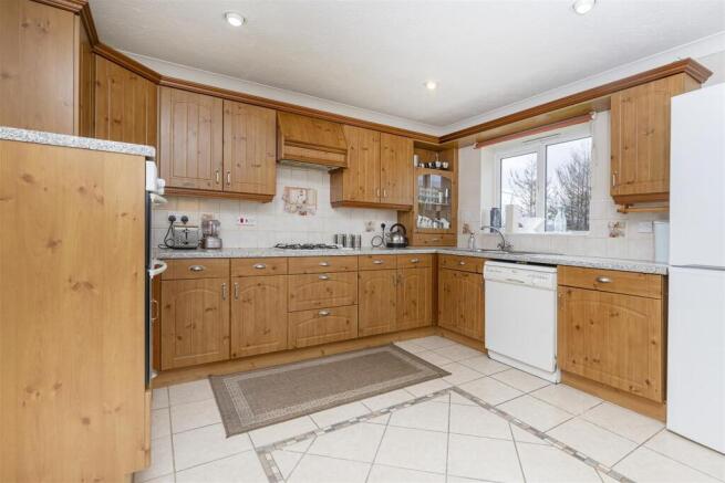 4 bed Detached for sale Image 5