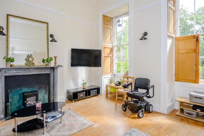 8435583-interior10.jpg