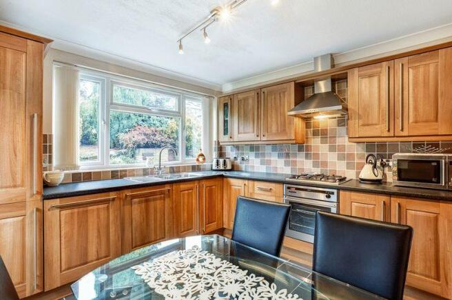KITCHEN/DINING...