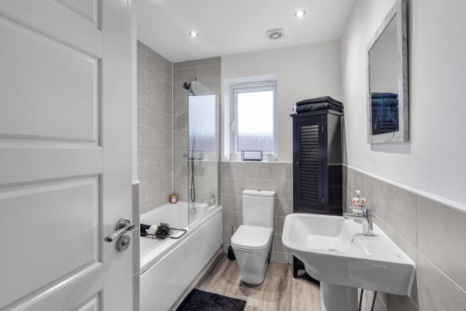 4 bed House for sale Image 9
