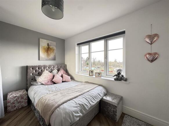 5 bed Detached for sale Image 8