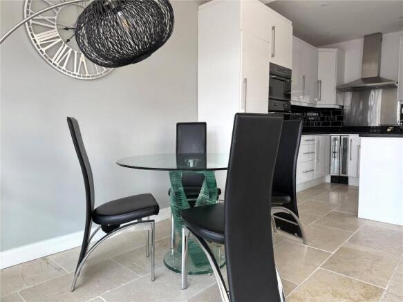 2 bed Apartment to rent Image 4