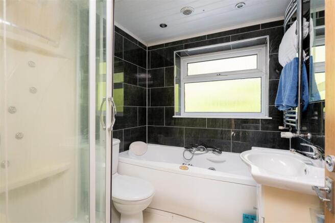 4 bed Semi-Detached for sale Image 12